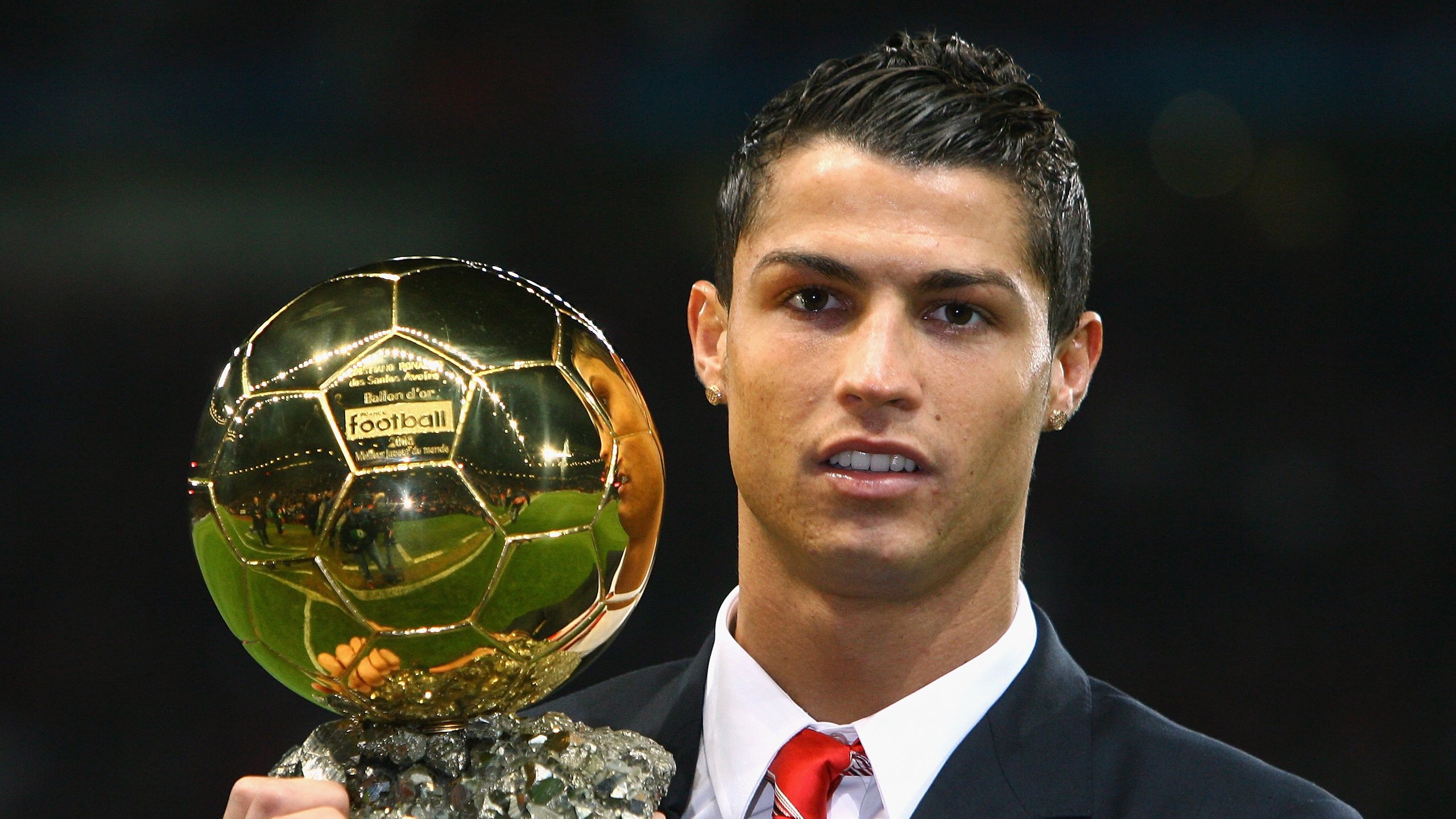 -特色足球文化创意产业快速发展，助力文化产业繁荣，足球文化氛围