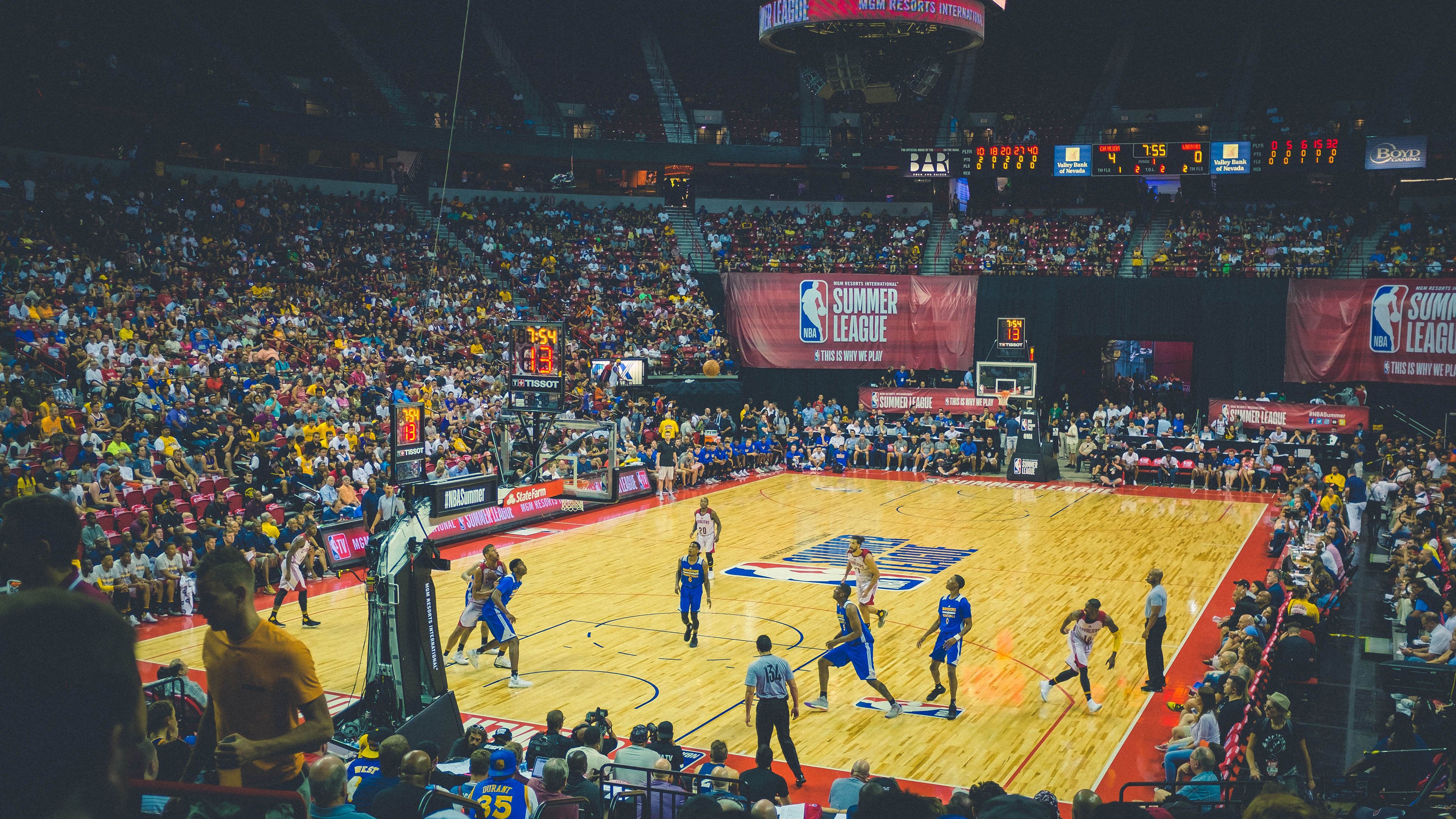 跳水动作精准中立代表队A稳步晋级,跳水队表演赛